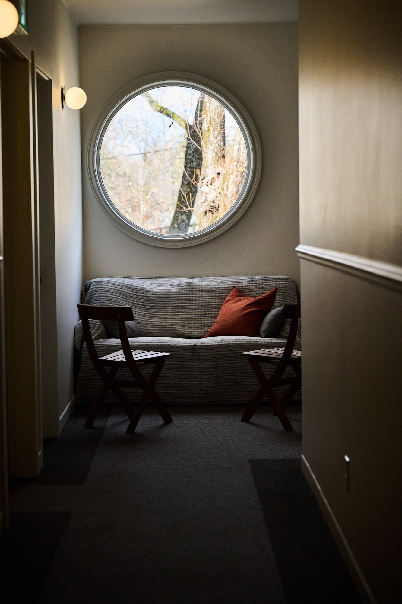Auberge hallway with round window